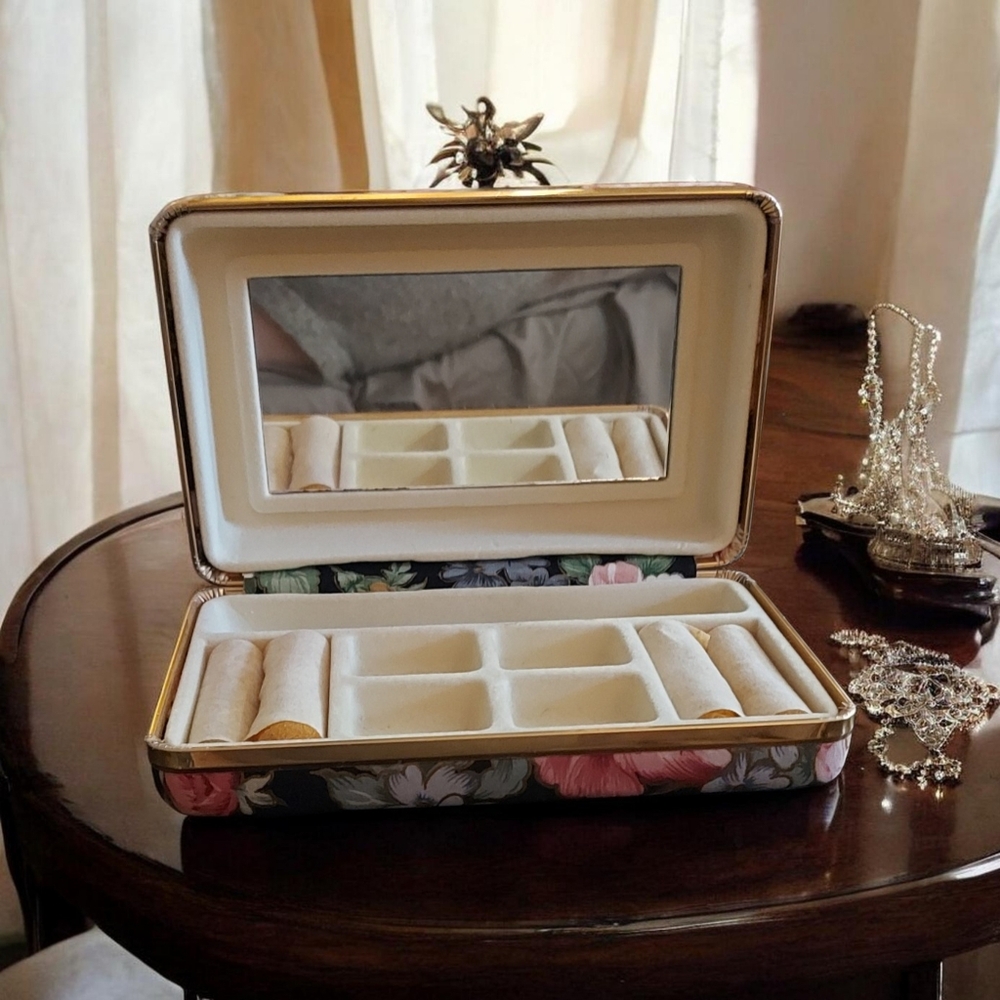 Vintage Floral Clamshell Travel Jewllery Box